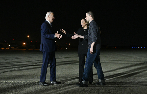 Le journaliste américain Evan Gershkovich, ancien prisonnier de la Russie, est accueilli par le président américain Joe Biden et la vice-présidente Kamala Harris à son arrivée à la base militaire d'Andrews, dans le Maryland, le 1er août 2024. (BRENDAN SMIALOWSKI/AFP via Getty Images)