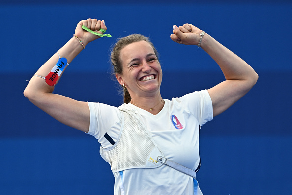 Lisa Barbelin célèbre pendant l'épreuve éliminatoire individuelle féminine de tir à l'arc, le 3 août 2024. (PUNIT PARANJPE/AFP via Getty Images)