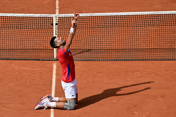 Novak Djokovic a remporté l'or grâce à sa victoire en finale sur l'Espagnol Carlos Alcaraz 7-6 (3), 7-6 (2) le 4 août 2024. (Photo MIGUEL MEDINA/AFP via Getty Images)