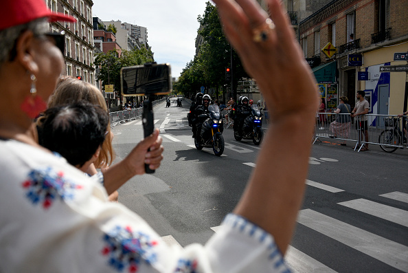 « Les policiers et les gendarmes ont la cote avec les étrangers » : une vidéo montrant un policier danser devient virale