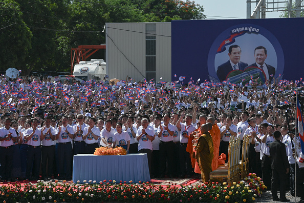 Le Premier ministre cambodgien Hun Manet et son épouse Pich Chanmony (au centre, à gauche) appuient sur un bouton pour lancer la cérémonie d'inauguration du canal Funan Techo dans la province de Kandal, le 5 août 2024. Le 5 août, M. Manet a lancé le projet controversé de canal, d'une valeur de 1,7 milliard de dollars, qui vise à créer une nouvelle liaison entre le Mékong et la mer. M. Manet a qualifié ce projet de 180 kilomètres d'"historique" et s'est engagé à le "terminer à tout prix". (Photo by TANG CHHIN SOTHYTANG CHHIN SOTHY/AFP via Getty Images)

