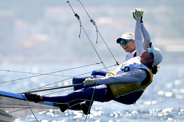 Sarah Steyaert et Charline Picon célèbrent le bronze dans la course aux médailles de la classe Skiff 49erFX féminin. (Clive Mason/Getty Images)