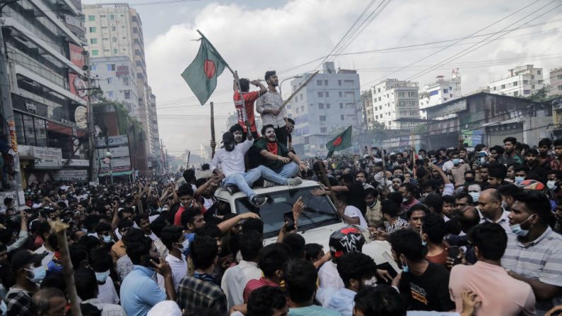 Des personnes se rassemblent pour célébrer la chute du Premier ministre du Bangladesh, Sheikh Hasina, à Dhaka, au Bangladesh, le 5 août 2024. 
(ANIK RAHMAN/Middle East Images/AFP via Getty Images)