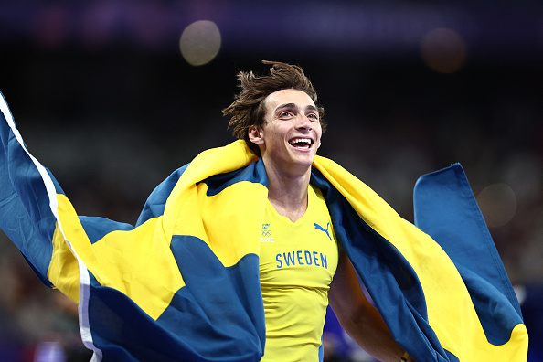 Le Suédois Armand Duplantis fait progresser d'un centimètre son record du monde en le portant à 6,25 m aux Jeux de Paris ce lundi 5 août au Stade de France.  (Photo ANNE-CHRISTINE POUJOULAT/AFP via Getty Images)