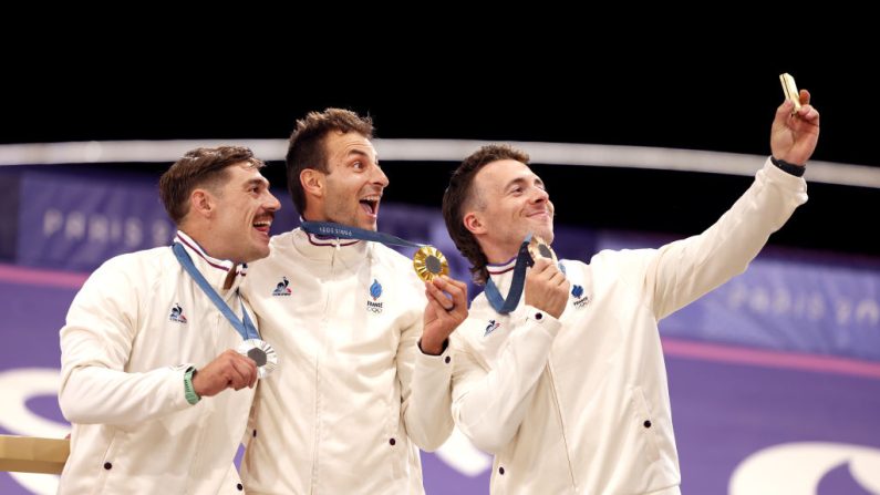 Joris Daudet (C), Sylvain André (G) et Romain Mahieu (D) posent pour une photo sur le podium après la finale de BMX, le 2 août 2024. (Photo : Tim de Waele/Getty Images)