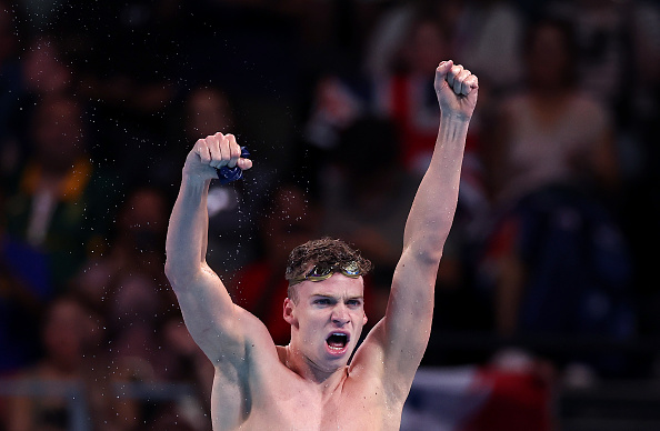 Héros de ces Jeux olympiques de Paris, le nageur Léon Marchand a remporté vendredi sa 4e médaille d'or individuelle lors du 200 m 4 nages. (Photo Sarah Stier/Getty Images)
