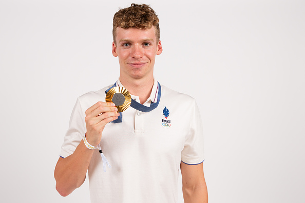 Le nageur Léon Marchand, stars de l’Olympisme, a remporté quatre médailles d’or en individuel et une médaille de bronze en équipe lors des JO Paris 2024.  (Thibaud Moritz-Pool/Getty Images)