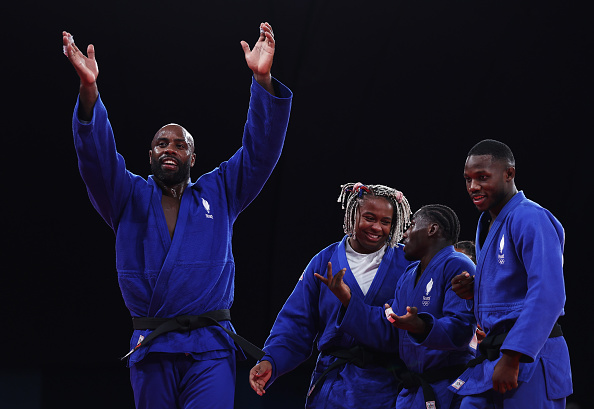 Grâce notamment à deux victoires de Teddy Riner contre Tatsuru Saito, la France a dominé le Japon 4 à 3, samedi en finale de la compétition par équipes mixtes des Jeux de Paris, les Bleus conservant ainsi leur titre olympique de Tokyo. (Photo Sarah Stier/Getty Images)