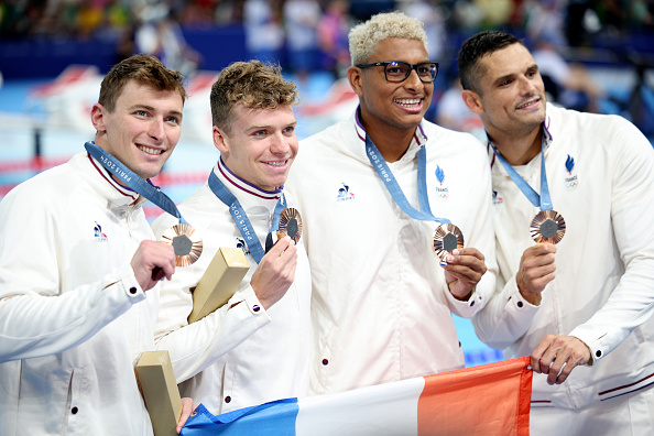 Natation : une médaille de bronze pour Léon Marchand et les Bleus