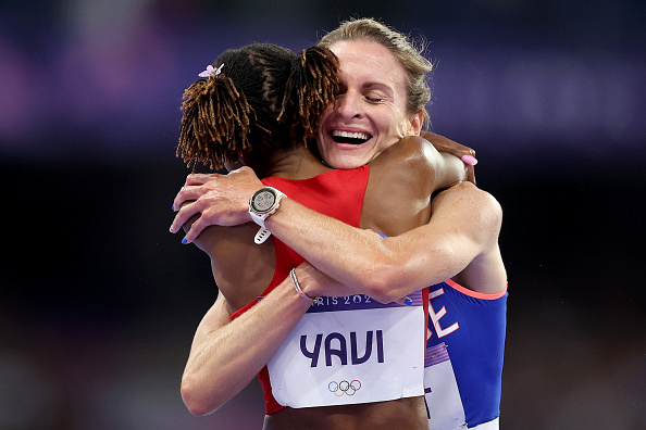 PARIS, FRANCE - 06 AOÛT : La médaillée d'or et nouvelle détentrice du record olympique Winfred Yavi de l'équipe du Bahreïn est félicitée par Alice Finot de l'équipe de France après avoir remporté la finale du 3000m steeple féminin lors de la onzième journée des Jeux Olympiques Paris 2024 au Stade de France le 6 août 2024 à Paris, France. (Photo r Christian Petersen/Getty Images)