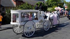 Foule et émotion pour les obsèques d’une fillette tuée dans l’attaque de Southport