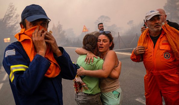 Incendies en Grèce : « Nous faisons face à une catastrophe biblique » a déclaré le maire de la ville historique de Marathon