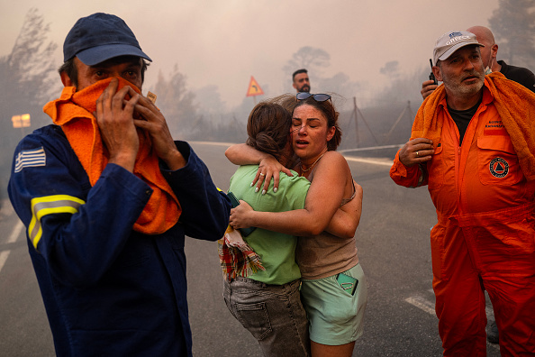 Incendies en Grèce : "Nous faisons face à une catastrophe biblique" a déclaré le maire de la ville historique de Marathon