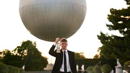 Léon Marchand éteint la vasque olympique au dernier jour des JO de Paris