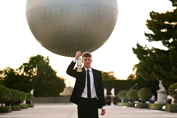  Léon Marchand a éteint la vasque olympique ce dimanche 11 août 2024 à Paris. (Photo LOIC VENANCE/AFP via Getty Images)