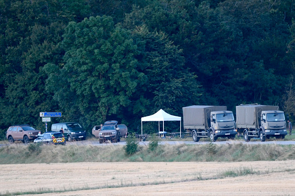 Des gendarmes se tiennent à côté de la forêt à Autreville, le 14 août 2024, à la suite d'un accident entre deux avions militaires Rafale. (JEAN-CHRISTOPHE VERHAEGEN/AFP via Getty Images)