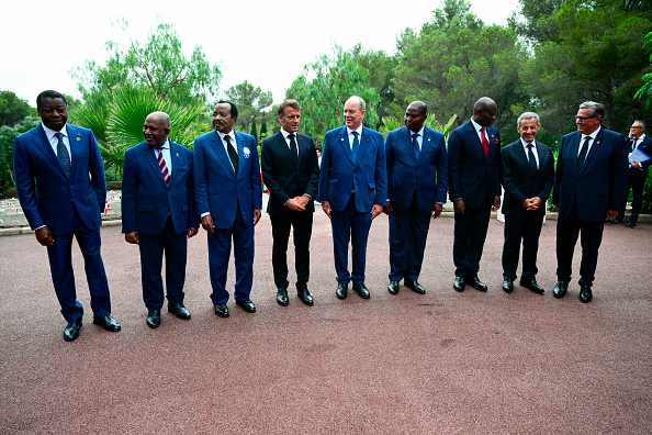 Emmanuel Macron et plusieurs dirigeants africains célèbrent le débarquement en Provence, malgré la météo