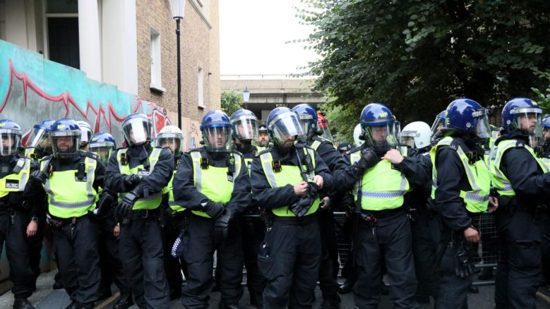 Des policiers se tiennent ensemble au carnaval de Notting Hill le 25 août 2024 à Londres, au Royaume-Uni. (Alishia Abodunde/Getty Images)