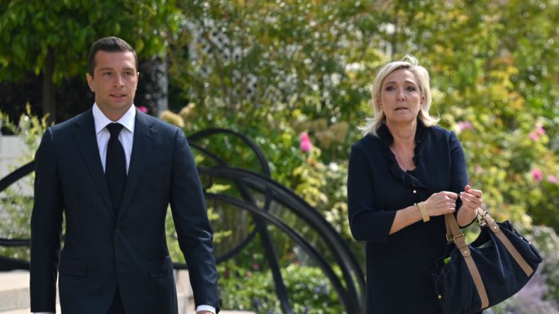 Le président du Rassemblement national et député européen Jordan Bardella et le député français et leader du  RN Marine Le Pen après leur réunion avec le président français au palais présidentiel de l'Élysée à Paris, le 26 août 2024. (BERTRAND GUAY/AFP via Getty Images)