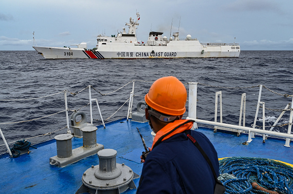 Un navire des garde-côtes chinois observé depuis le navire des garde-côtes philippins BRP Cabra lors d'une mission de ravitaillement sur le Sabina Shoal dans les eaux contestées de la mer de Chine méridionale, le 26 août 2024. (Photo JAM STA ROSAJAM STA ROSA/AFP via Getty Images)