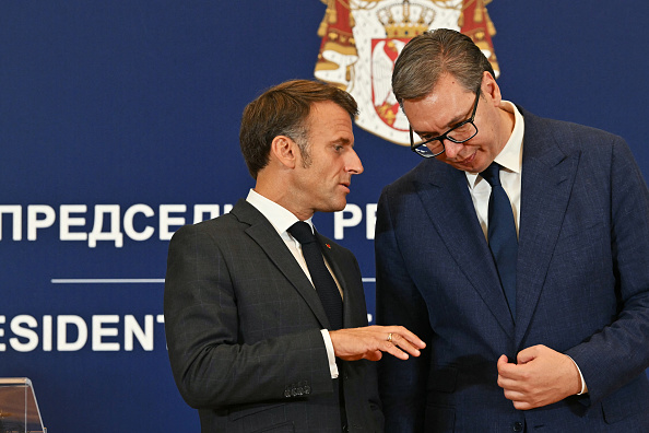 Emmanuel Macron et le Président serbe Aleksandar Vucic lors de la cérémonie d'échange de documents bilatéraux signés dans la salle Yougoslavie du Palais de Serbie, à Belgrade, le 29 août 2024. (Photo ELVIS BARUKCIC/AFP via Getty Images)