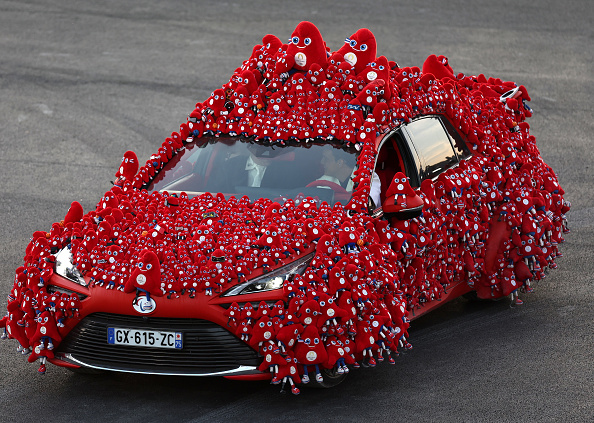 Le taxi de Théo Curin est intégralement recouvert, extérieur comme intérieur, de peluches Phryges de différentes tailles, à Paris le 28 août 2024. (Photo Naomi Baker/Getty Images)