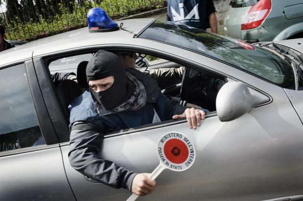 Des policiers antimafia participent à un raid le 10 mai 2010 contre des membres des mafias calabraise, napolitaine et sicilienne dans le centre et le sud de l'Italie.  Des dizaines de membres des mafias ont été arrêtés. (photo ROBERTO SALOMONE/AFP via Getty Images)