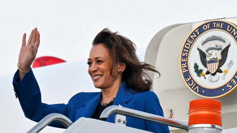 La vice-présidente et candidate démocrate à l'élection présidentielle, Kamala Harris, salue le public alors qu'elle descend d'Air Force Two à son arrivée à l'aéroport international O'Hare de Chicago, le 18 août 2024. (Robyn Beck/AFP via Getty Images)