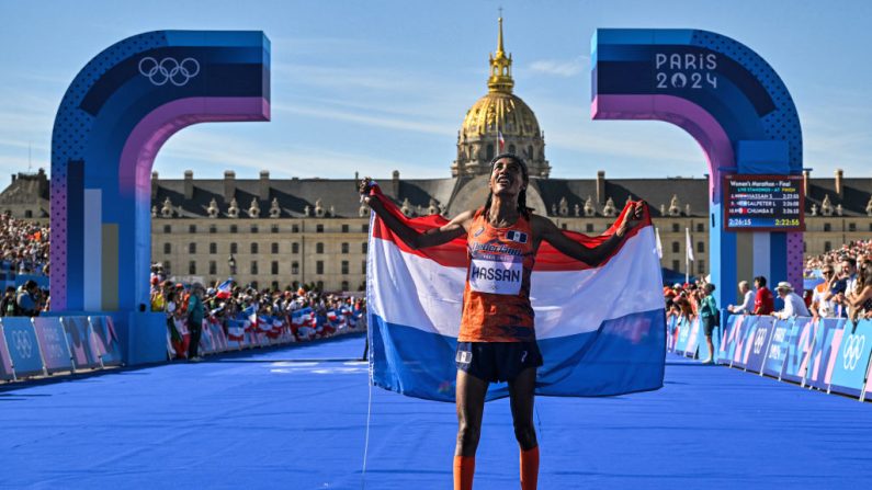 La Néerlandaise Sifan Hassan a réussi l'exploit de remporter le marathon olympique dimanche après avoir déjà été médaillée de bronze sur 5.000 m et 10.000 m aux Jeux de Paris. (Photo : ANDREJ ISAKOVIC/AFP via Getty Images)