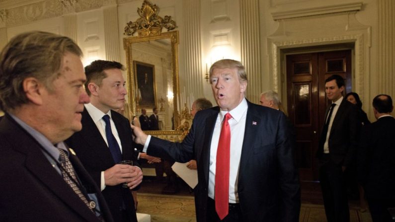 Le conseiller de Trump Steve Bannon (À g.) regarde le président américain Donald Trump saluer Elon Musk, PDG de SpaceX et Tesla, avant la tenue d'un forum politique et stratégique réunissant des cadres dans la salle à manger d'État de la Maison-Blanche, le 3 février 2017 à Washington, DC. (BRENDAN SMIALOWSKI/AFP via Getty Images)