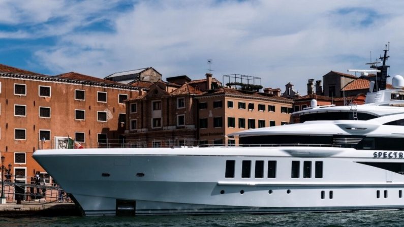 Un yacht amarré le long de la Riva San Biasio près du Musée historique de la marine à Venise, Italie, le 5 septembre 2022. (Laurent Emmanuel/AFP/Getty Images)