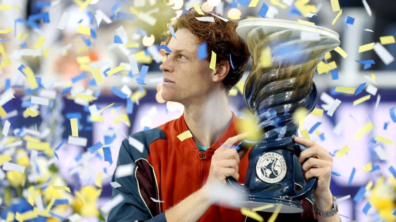 Le n°1 du tennis mondial, Jannik Sinner, a été blanchi par un tribunal indépendant après avoir été testé positif au clostebol à deux reprises en mars 2024, substance à laquelle il a été contaminé involontairement, a annoncé mardi l'Agence internationale de l'intégrité du tennis (ITIA). (Photo : Matthew Stockman/Getty Images)