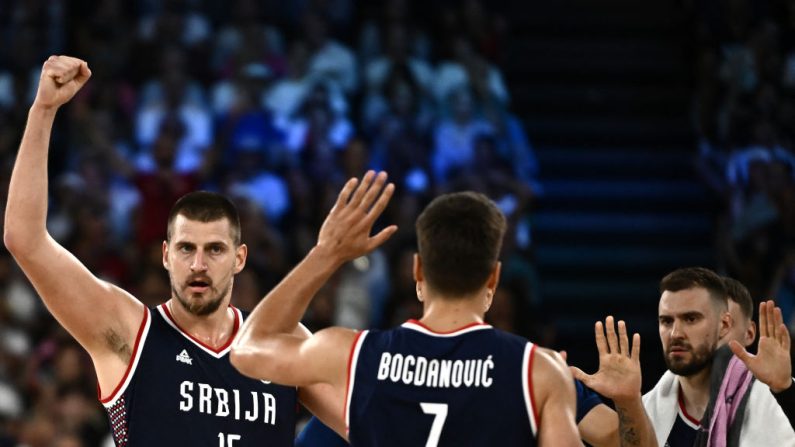 Les basketteurs serbes dont un immense Nikola Jokic, ont décroché le bronze samedi à Bercy après avoir battu l'Allemagne (93-83), leur bourreau en finale du dernier Mondial. (Photo : ARIS MESSINIS/AFP via Getty Images)