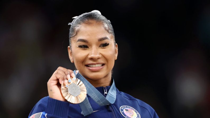 La gymnaste américaine Jordan Chiles a jugé jeudi "injuste" le retrait de sa médaille de bronze aux Jeux de Paris dans l'épreuve du sol au profit de la Roumaine Ana Barbosu à la suite d'un imbroglio concernant sa note. (Photo : Naomi Baker/Getty Images)