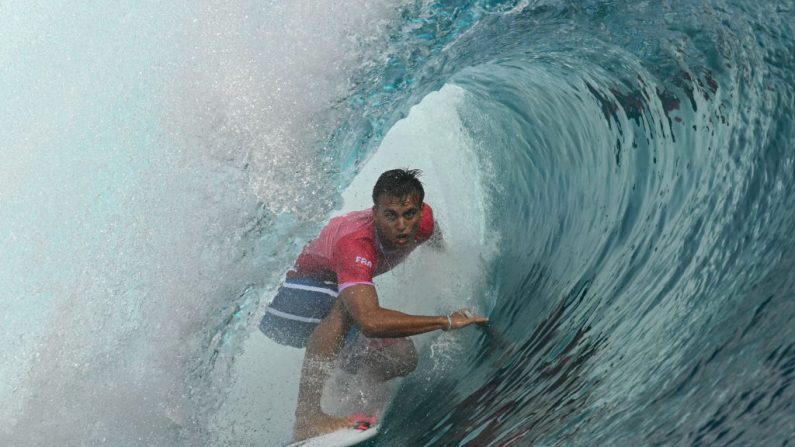 Premier champion olympique français de l'histoire du surf lundi à Tahiti, Kauli Vaast, 22 ans, a remercié la vague de Teahupo'o, son spot local, de lui avoir donné l'énergie nécessaire pour aller chercher la victoire en finale. (Photo : JEROME BROUILLET/AFP via Getty Images)