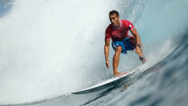 Le Tahitien Kauli Vaast a obtenu lundi à Teahupo'o le premier titre olympique du surf français et la première médaille d'or du sport tahitien, en battant avec panache en finale l'Australien Jack Robinson.  (Photo :  Ben Thouard-Pool/Getty Images)