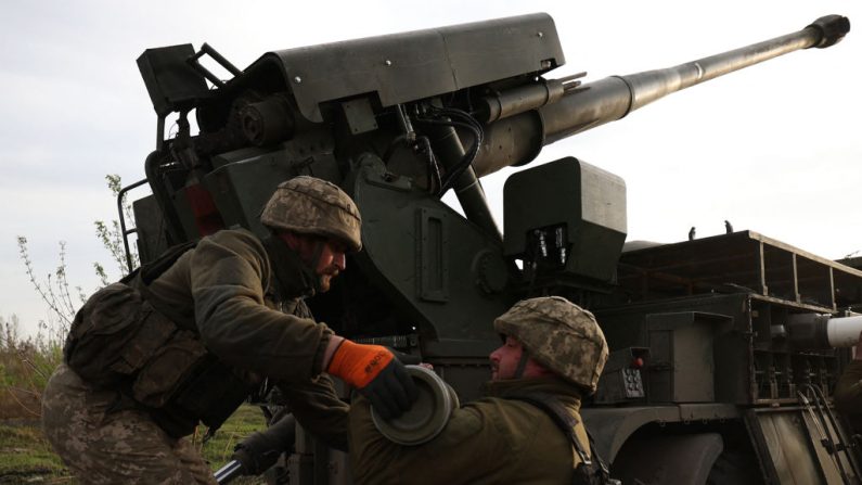 Des artilleurs de la 43e brigade mécanisée des forces armées ukrainiennes tirent sur une position russe avec un canon automoteur de fabrication ukrainienne 2S22 "Bohdana", dans la région de Kharkiv, le 21 avril 2024. (ANATOLII STEPANOV/AFP via Getty Images)