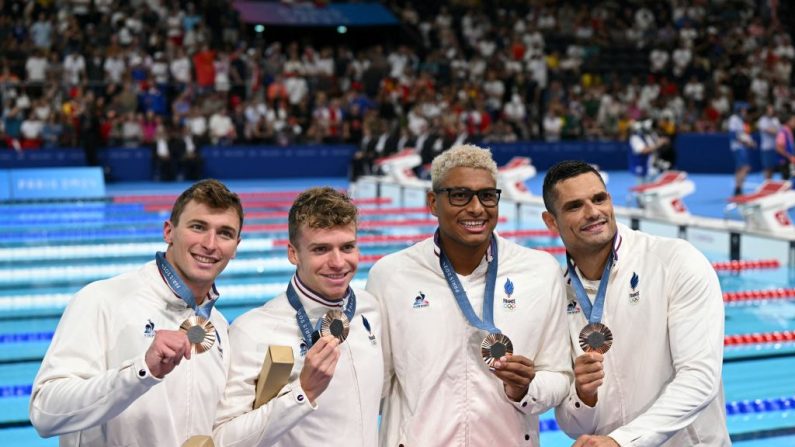 Après quatre titres en individuel, Léon Marchand a savouré le bronze décroché avec le relais masculin 4x100 m quatre nages dimanche: une médaillé décrochée "en famille, entre potes". (Photo : JONATHAN NACKSTRAND/AFP via Getty Images)