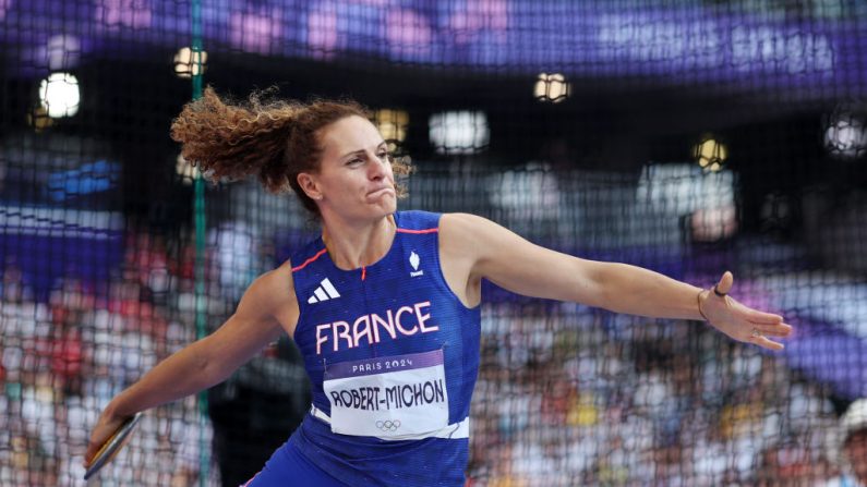 Mélina Robert-Michon, qui vit à 45 ans ses septièmes Jeux olympiques, s'est qualifiée pour la finale du lancer du disque à Paris vendredi. (Photo : Cameron Spencer/Getty Images)