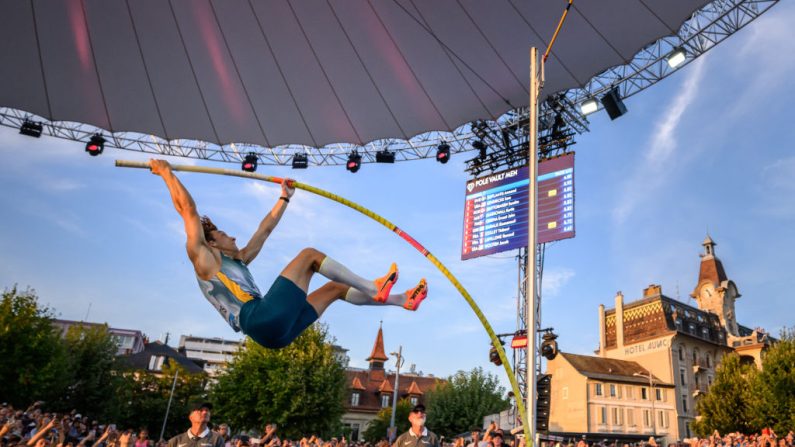 Champion olympique pour la deuxième fois en portant le record du monde à 6,25 m à Paris, Mondo Duplantis a dépassé sa fatigue mentale pour remporter avec 6,15 m son concours de reprise organisé sur les bords du lac Léman mercredi, à Lausanne. (Photo : FABRICE COFFRINI/AFP via Getty Images)