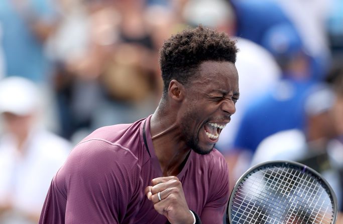 Grosse surprise à Cincinnati, où Gaël Monfils, 46e mondial, a renversé Carlos Alcaraz (n°3), finaliste de l'épreuve l'an passé qui en a cassé sa raquette de rage, vendredi au 2e tour du Masters 1000. (Photo : Matthew Stockman/Getty Images)