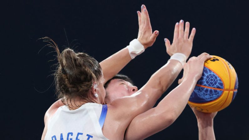 L'équipe de France féminine de basket 3x3 s'est inclinée en finale de la Coupe d'Europe, largement dominée par l'Espagne 19-11, dimanche à Vienne. (Photo : DAVID GRAY/AFP via Getty Images)