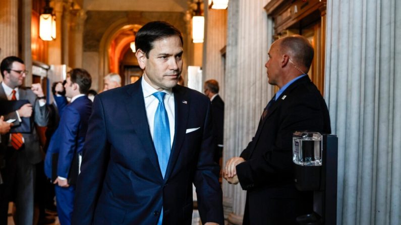 Le sénateur Marco Rubio (Parti républicain de Floride) marche dans le Capitole des États-Unis le 2 août 2022. (Anna Moneymaker/Getty Images)