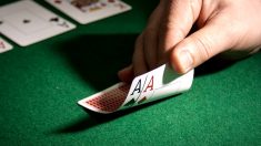 Casino: deux hommes soupçonnés de triche au poker placés en détention provisoire
