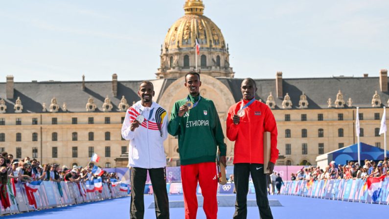 Tamirat Tola s'est montré implacable pour remporter le marathon des Jeux de Paris samedi sur un parcours atypique et vallonné que n'a pas terminé la légende de la course, le Kényan Eliud Kipchoge.  (Photo : ANDREJ ISAKOVIC/AFP via Getty Images)