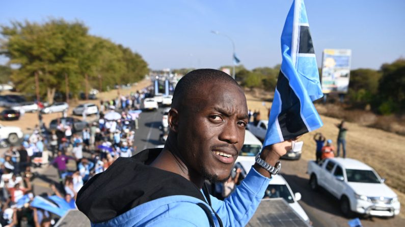 Le Botswana a fêté mardi le retour de son sprinteur Letsile Tebogo, qui a apporté au pays d'Afrique australe la première médaille d'or olympique de son histoire en remportant le 200 m à Paris. (Photo : MONIRUL BHUIYAN/AFP via Getty Images)