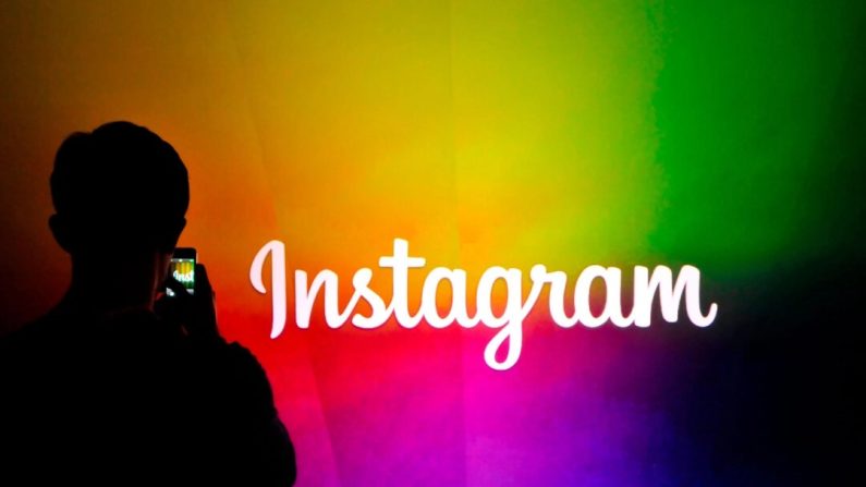 Un employé d'Instagram prend une vidéo en utilisant la nouvelle fonction vidéo d'Instagram, au siège social de Facebook à Menlo Park, en Californie, le 20 juin 2013. (Josh Edelson/AFP via Getty Images)