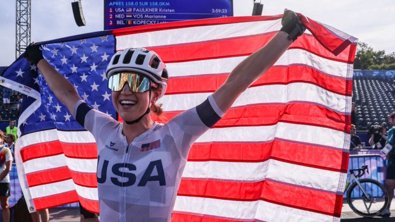 Kristen Faulkner a créé la surprise pour devenir championne olympique de cyclisme sur route dimanche à Paris en s'imposant en solitaire au Trocadéro. (Photo : DAVID GRAY/AFP via Getty Images)