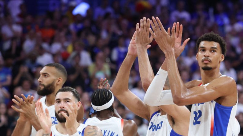 Nettement battus par l'Allemagne (85-71), les basketteurs français ont mesuré leurs limites actuelles vendredi lors de leur dernier match de la phase de groupes. (Photo : THOMAS COEX/AFP via Getty Images)