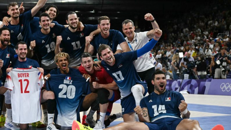 Les volleyeurs français, sacrés une première fois à Tokyo en 2021, ont réussi le rare exploit de conserver leur titre de champions olympiques, en écrasant les Polonais (3-0) en finale, samedi à l'Arena Paris Sud. (Photo : MAURO PIMENTEL/AFP via Getty Images)